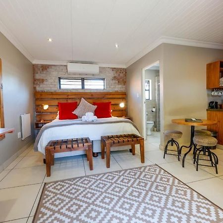 Touching Senses Garden Cottages Bloemfontein Eksteriør billede